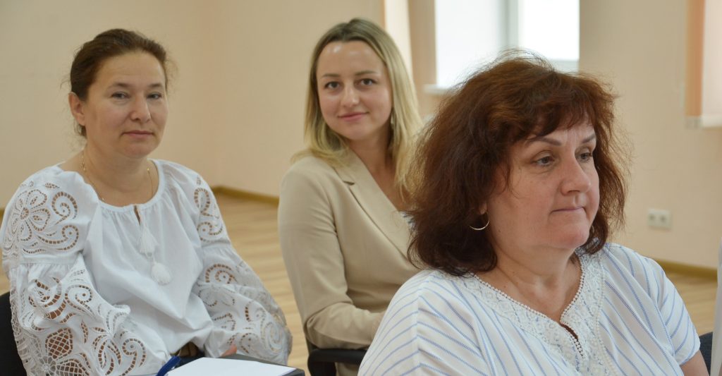 Навіть повітряна тривога, яка пролунала сьогодні під час засідання науково-технічної ради, не завадила ухваленню важливих рішень. Члени НЕР/НТР разом з директором Михайлом Бабенком перемістилися до найближчого укриття і продовжили розгляд питань порядку денного і надання рекомендацій на лікарські засоби та клінічні випробування.