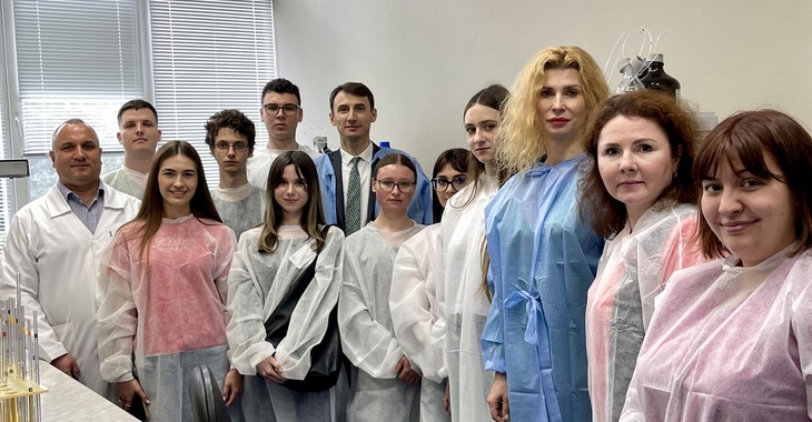 ДЕЦ відкрив двері Лабораторії фармацевтичного аналізу для студентів літньої школи з фармації та біотехнології 